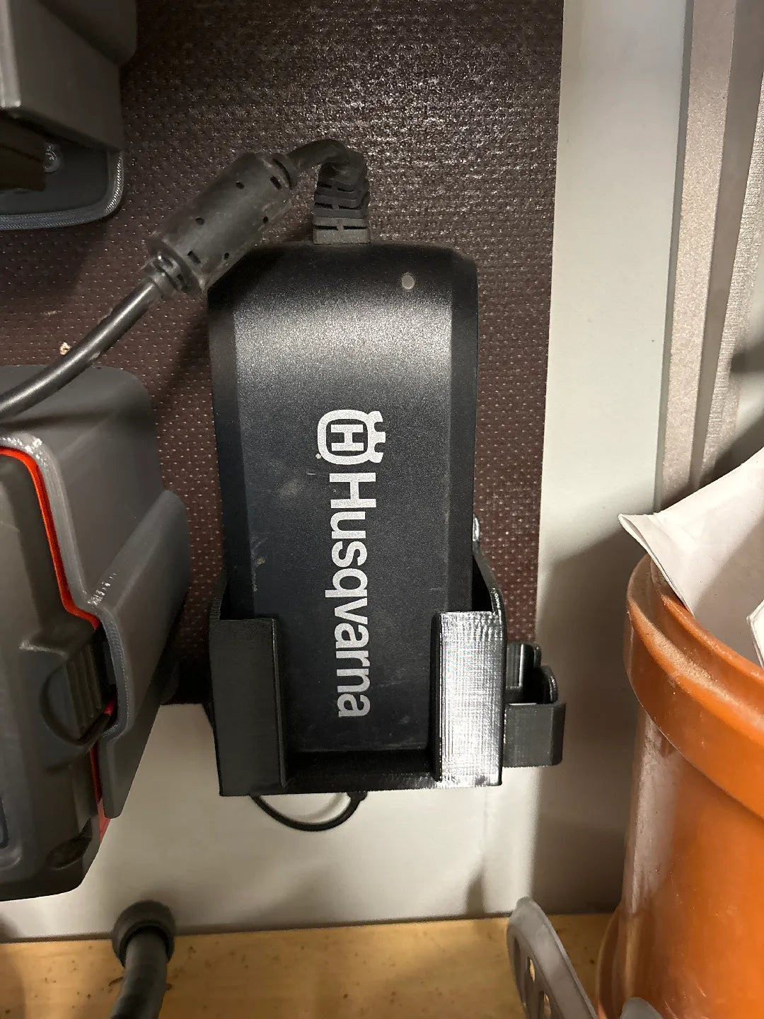 Husqvarna QC80 Laddare Fäste (Svart)