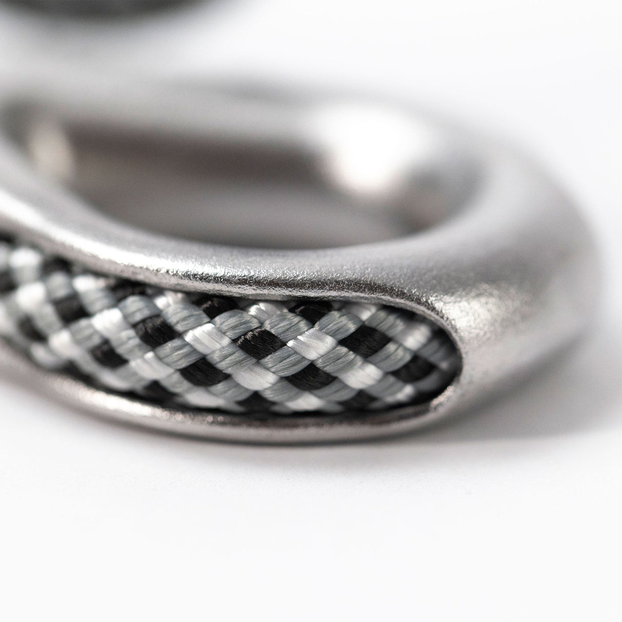 Detalj av sömnad och märkning på DMM Tryggr Thimble