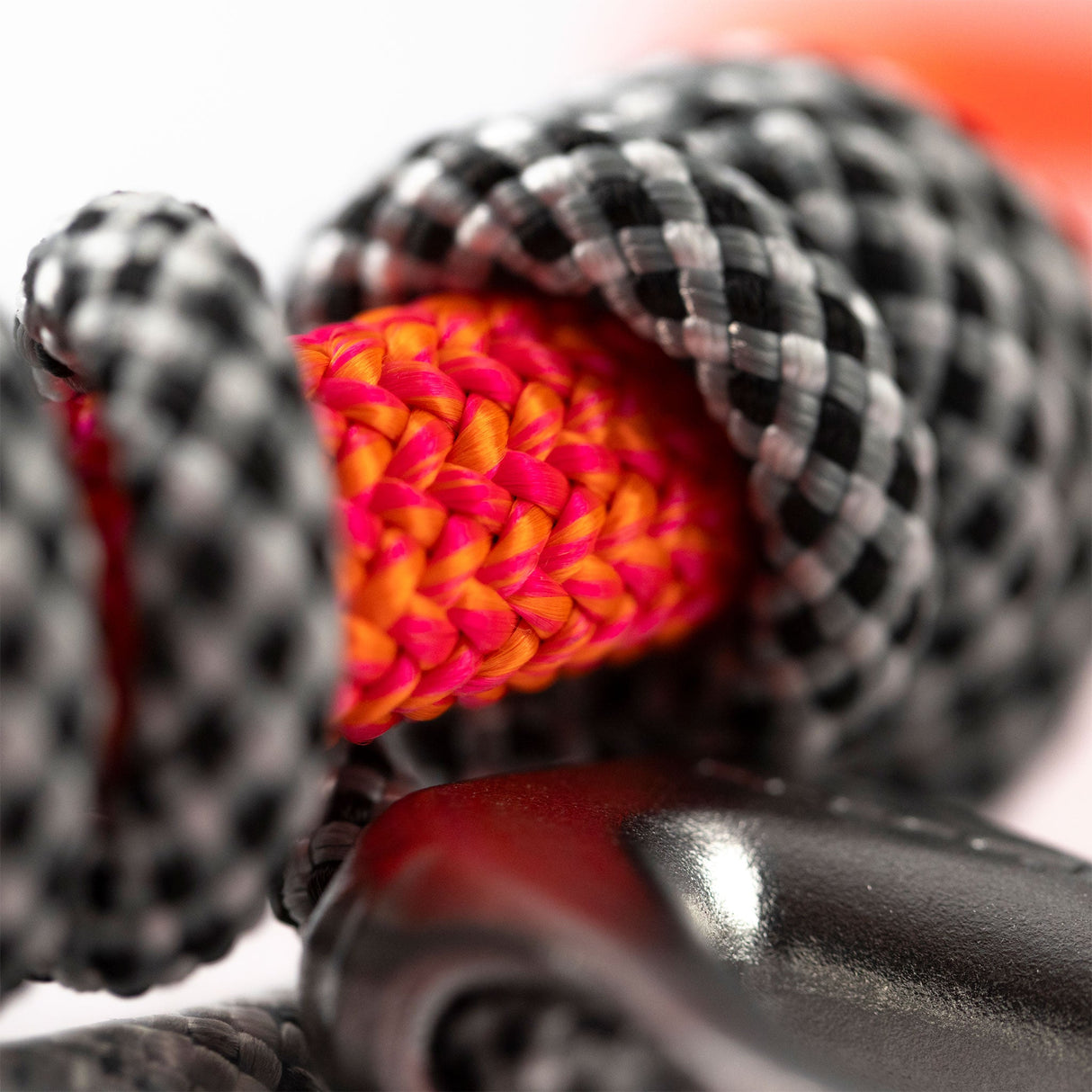 DMM Tryggr Thimble Vario i orange och rosa runt en stam