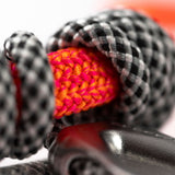 DMM Tryggr Thimble Vario i orange och rosa runt en stam