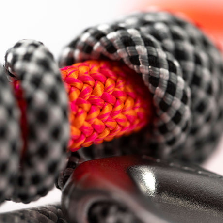 DMM Tryggr Thimble Vario i orange och rosa runt en stam
